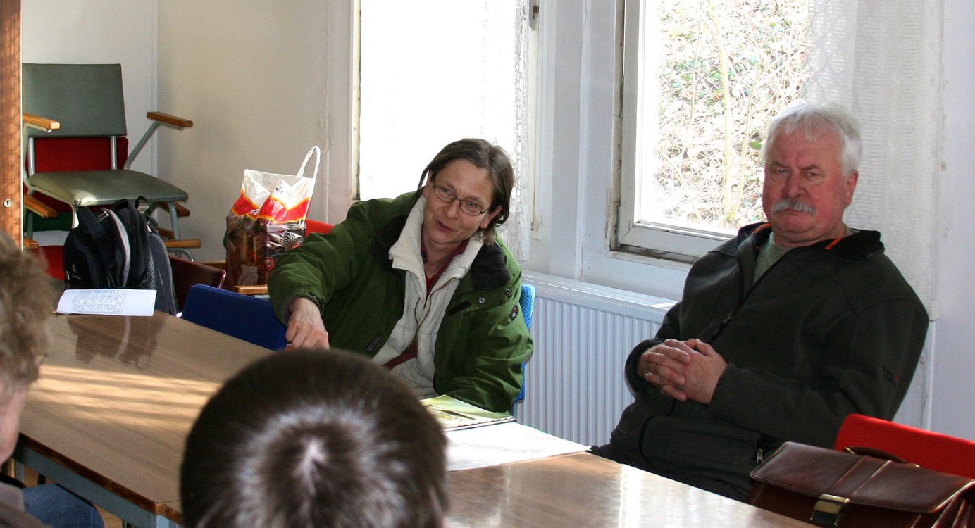 Konsultation der Ausbilder vor der Prüfung im Jahr 2015. Katrin Todt (Naturschutz) und Matthias Fochtmann (Jagdrecht)
